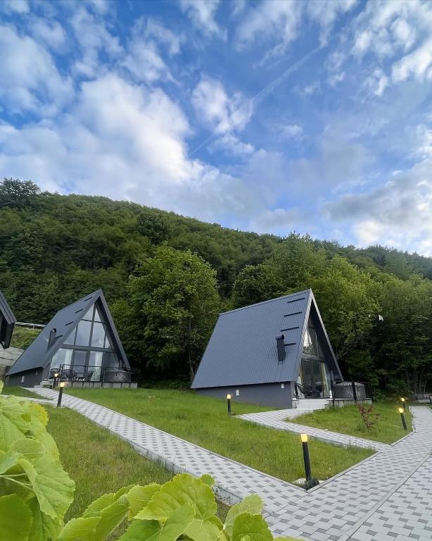 Doživite luksuzni odmor na Jahorini uz privatni jacuzzi, predivan panoramski pogled i potpunu harmoniju s netaknutom planinskom prirodom u Klek 77 Luxury Chalets!