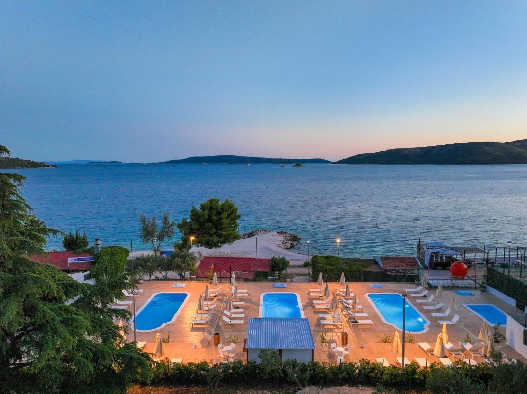 Uživajte u danima ispunjenim suncem, morem i mediteranskim šarmom u Apartmanima Medena 4* – mjestu gdje svaki trenutak postaje posebna uspomena!