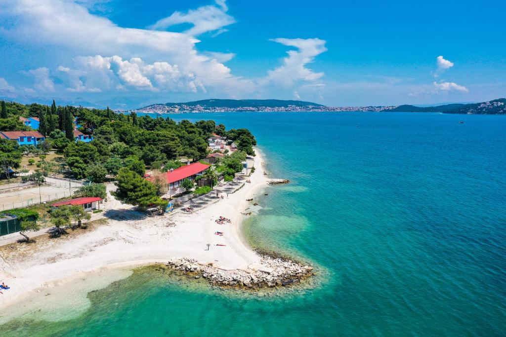 Apartmani Medena 4*, Seget Donji – uživajte u oazi mira gdje more i porodična sreća stvaraju nezaboravne uspomene!