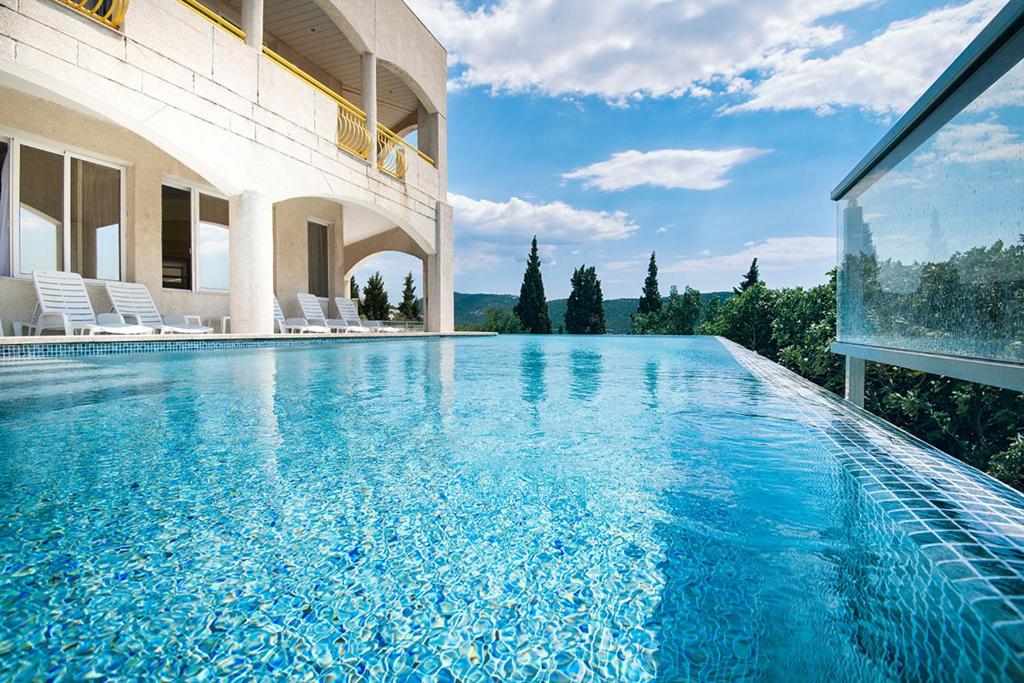 Utonite u tišinu valova i udobnost modernog smještaja – Hotel Stella 3* u Neumu je savršena oaza mira na jadranskoj obali!
