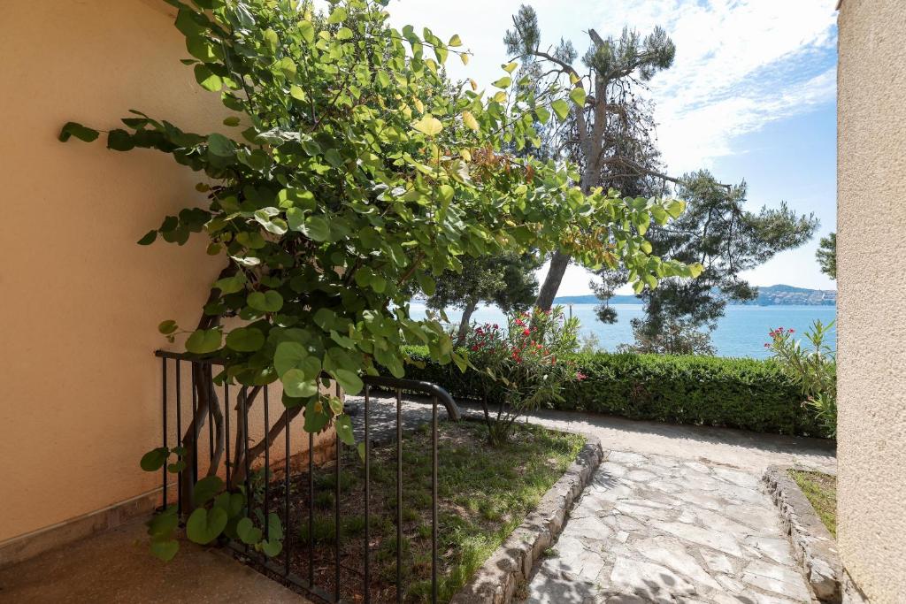 Uživajte u čarobnom odmoru u Hotelu Val 3* ex Hotel Jadran 3* u Segetu Donjem, mjestu gdje se mediteranska elegancija, mir i blizina mora pretvaraju u nezaboravno iskustvo!
