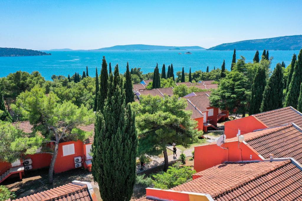 Uživajte u danima ispunjenim suncem, morem i mediteranskim šarmom u Apartmanima Medena 4* – mjestu gdje svaki trenutak postaje posebna uspomena!