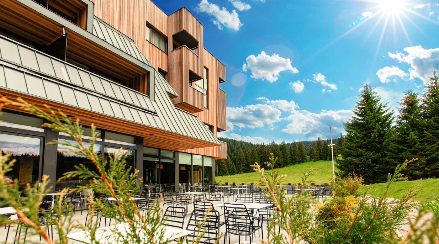 Uživajte u savršenom spoju planinskog mira, vrhunskog komfora i potpunog opuštanja u Hotelu Monti Spa & Wellness 4* na veličanstvenom Igmanu!
