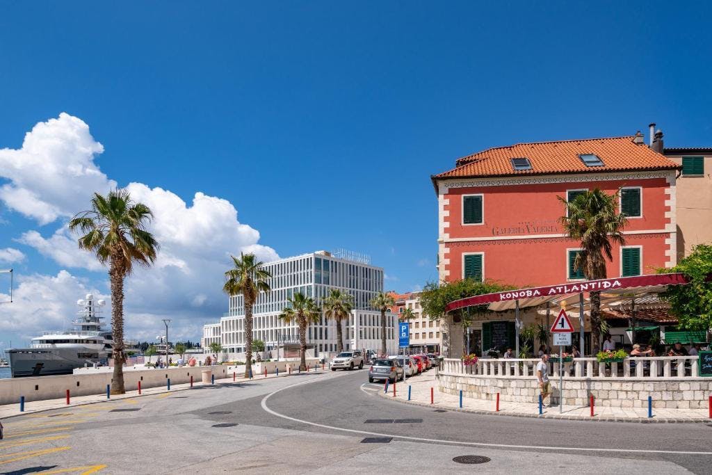 Otkrijte Split, grad sunca, mora i historije, i uživajte u nezaboravnom boravku u Hotelu Galeria Valeria Downtown Seaside 4*!