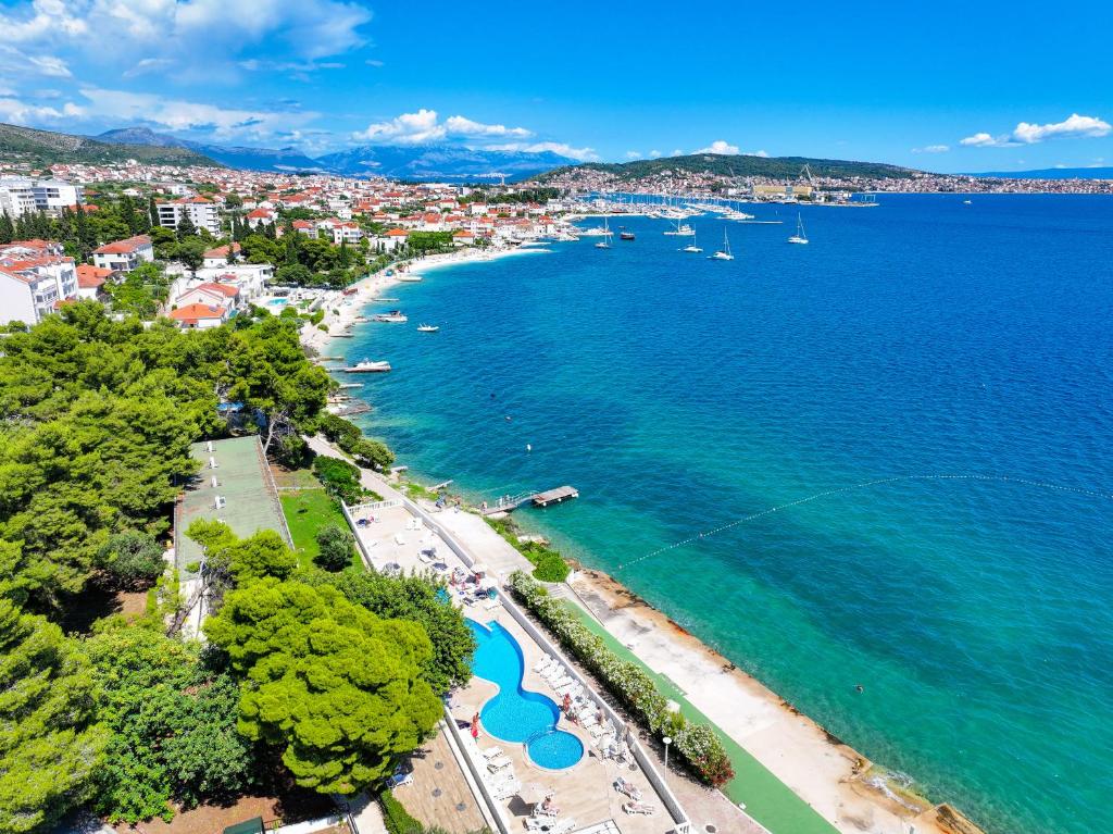 Provedite nezaboravan odmor u Hotelu Val 3* ex Hotel Jadran 3* u Segetu Donjem, gdje vas očekuju udobnost, opuštajuća atmosfera i položaj uz samu obalu!
