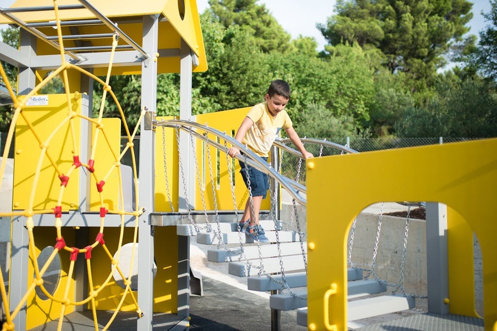 Medora Orbis Camping & Glamping I Okupite voljene i istražite ljepotu Podgore kroz opuštajući porodični odmor u prelijepom mediteranskom okruženju!