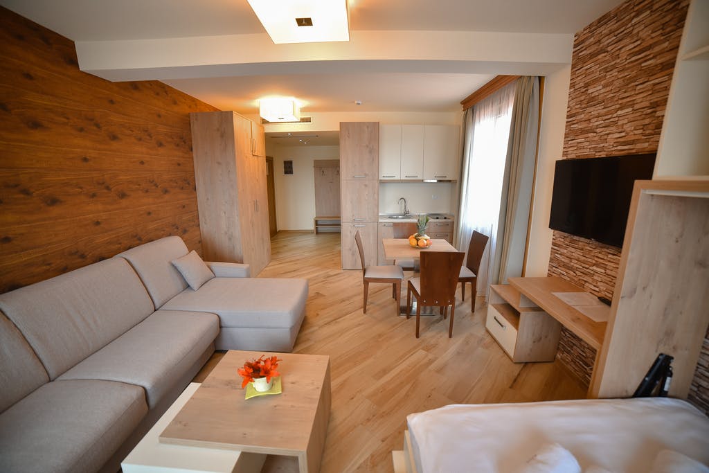 Prepustite se potpunom odmoru u srcu planine uz svježinu zraka i mir koji opušta dušu u relaksirajućim ambijentom Central Inn kompleksa apartmana!