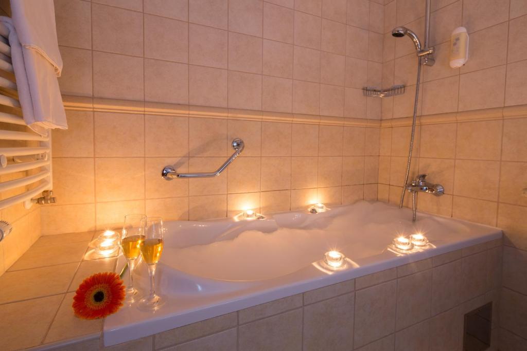 Prvomajski bijeg uz more i sunce – Hotel Zora 3* u Primoštenu nudi nezaboravan boravak, romantičnu atmosferu i potpuni užitak!