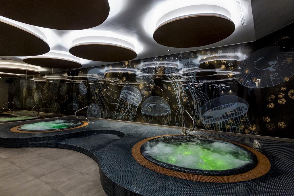 Otkrijte svijet potpunog opuštanja i luksuza te dočekajte Novu godinu u udobnosti i magiji Grand Hotela Slavia 4* u prelijepoj Baškoj Vodi!