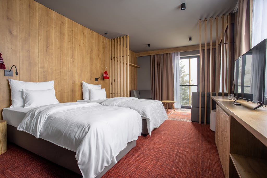 Opustite se u čarima Bjelašnice uz vrhunski Wellness & Spa u Hotelu Nomad 4* – uživajte u prekrasnom pogledu na Babin Do i miru planinskog okruženja!