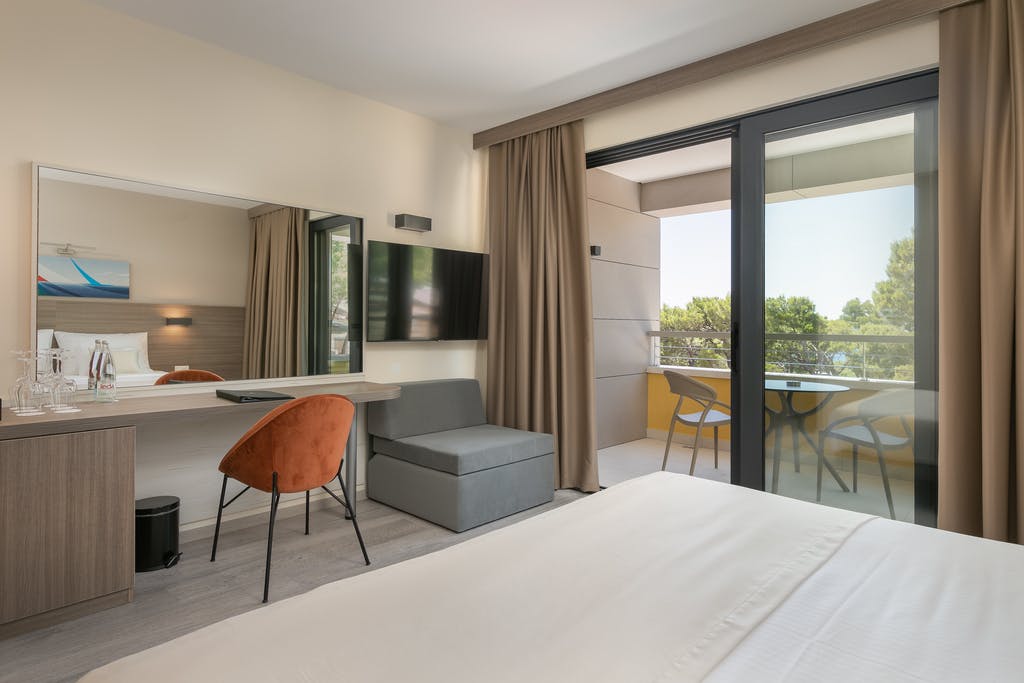 Uživajte u savršenom odmoru uz eleganciju, udobnost i vrhunsku uslugu u Hotelu Antonio 4* u predivnoj Makarskoj – stvoreno za potpuno uživanje!
