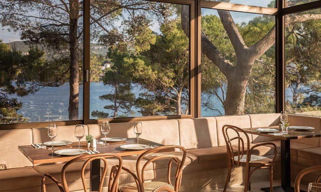 Mir, udobnost i mediteranska čarolija – Vaš odmor na Hvaru u Aminess Younique Senses Resort 4*, okružen prirodom, morem i borovom šumom!