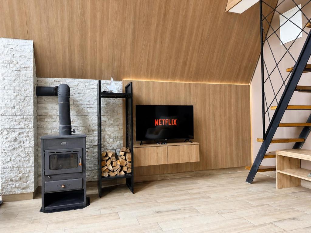 Doživite luksuzni odmor na Jahorini uz privatni jacuzzi, predivan panoramski pogled i potpunu harmoniju s netaknutom planinskom prirodom u Klek 77 Luxury Chalets!