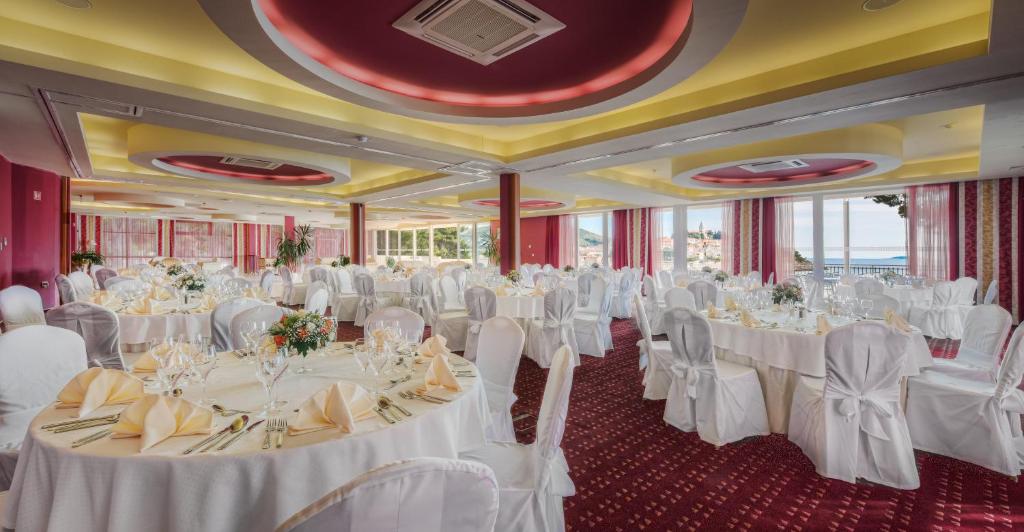 Hotel Zora 3*, Primošten | Uživajte u savršenom spoju romantike i prirodnih ljepota uz šljunčane plaže Jadrana!