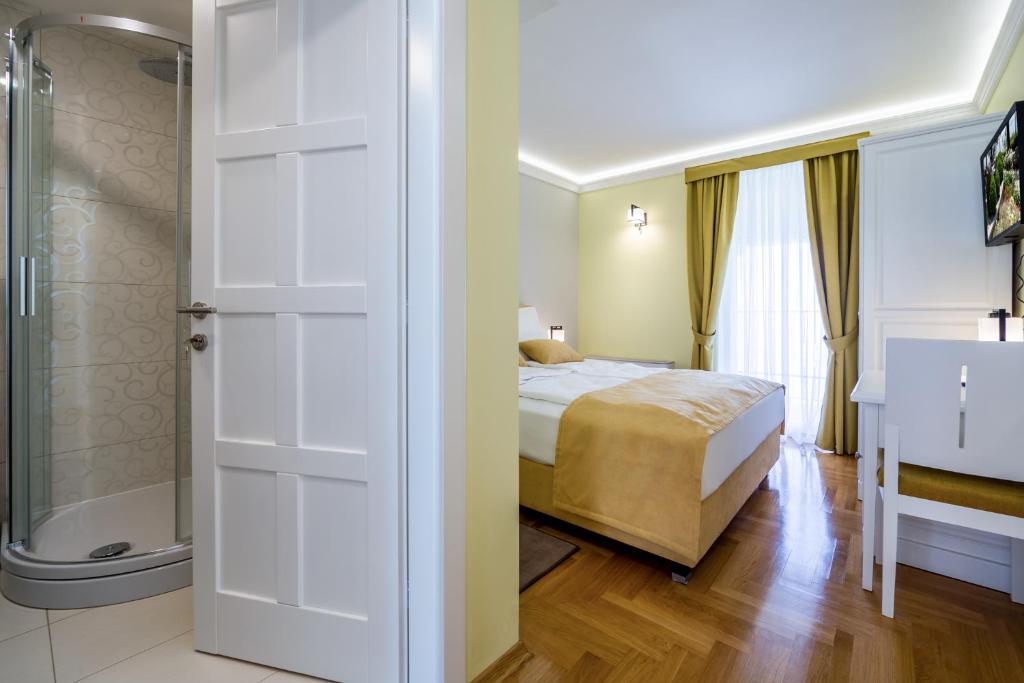 Hotel Domino 4* pruža miran i elegantan ambijent u neposrednoj blizini mora i šetnice Lungomare, savršen za ugodan odmor u Opatiji!