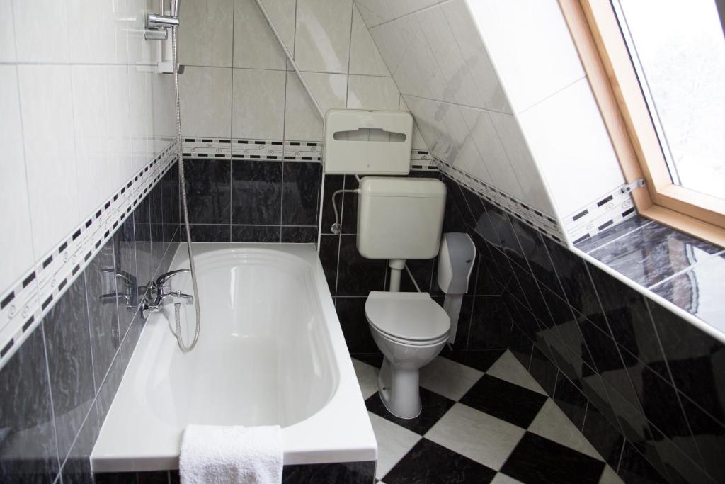 Doživite potpuni odmor u Motelu Babino Brdo 4*, Derventa – uživajte u čistom zraku i predivnom pogledu na grad iz udobnih soba ili bungalova!