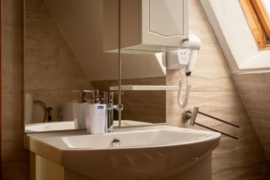 Zima ispunjena mirom i udobnošću na Vlašiću uz luksuzan boravak i svjež planinski zrak u Pansionu A&M!