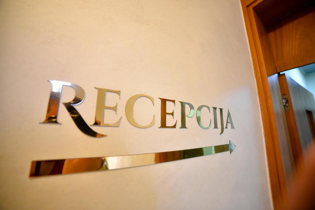 Prepustite se potpunom odmoru u srcu planine uz svježinu zraka i mir koji opušta dušu u relaksirajućim ambijentom Central Inn kompleksa apartmana!