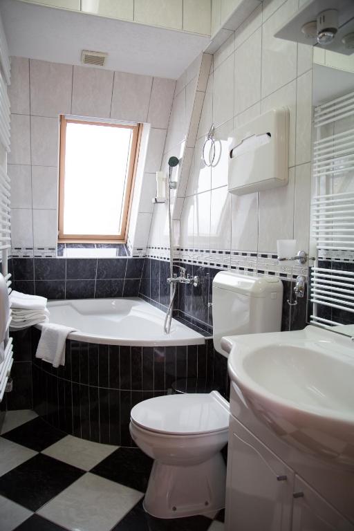 Doživite potpuni odmor u Motelu Babino Brdo 4*, Derventa – uživajte u čistom zraku i predivnom pogledu na grad iz udobnih soba ili bungalova!