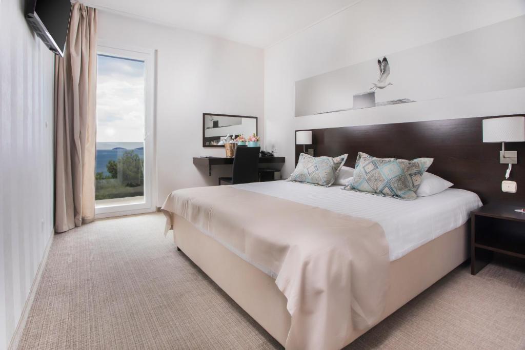 Opustite se tik uz more i uživajte u trodnevnom porodičnom odmoru uz ALL INCLUSIVE LIGHT uslugu u luksuznoj Villa Arausana & Antonina 4* u Vodicama!