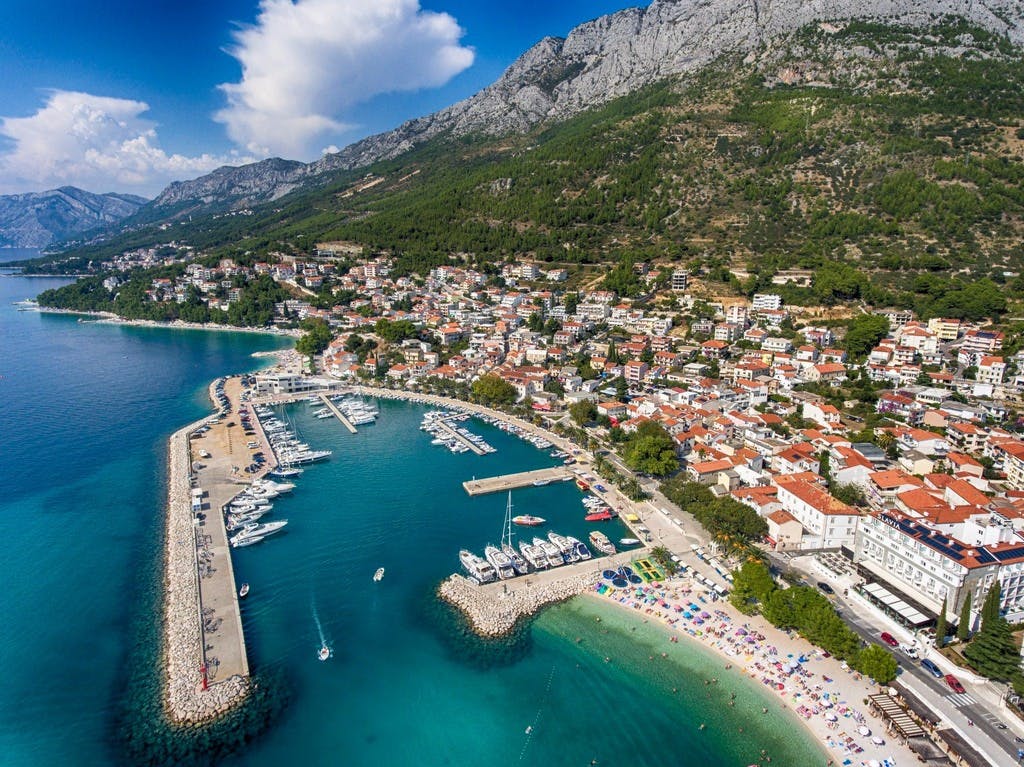 Otkrijte savršeno mjesto za bijeg od svakodnevice uz vrhunski luksuz i mir koji nudi Grand Hotel Slavia 4* u prelijepoj Baškoj Vodi!