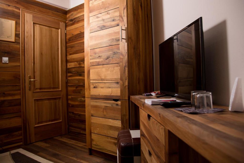 Doživite potpuni odmor u Motelu Babino Brdo 4*, Derventa – uživajte u čistom zraku i predivnom pogledu na grad iz udobnih soba ili bungalova!