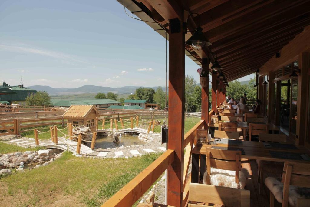 Skrivena među brežuljcima, daleko od gradske vreve – Malak Farma te poziva na odmor u zagrljaju netaknute prirode!