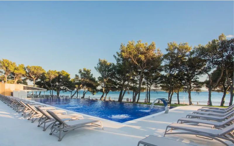 Uživajte u čarima Vodica uz more i priuštite sebi nezaboravan porodični odmor u Hotelu Punta 4* uz ALL INCLUSIVE LIGHT uslugu i posebne trenutke za pamćenje!