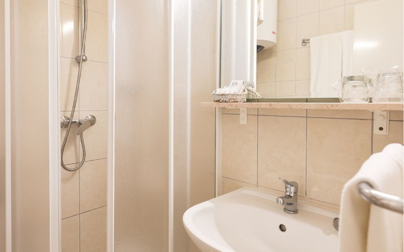 Provedite nezaboravan odmor u Hotelu Val 3* ex Hotel Jadran 3* u Segetu Donjem, gdje vas očekuju udobnost, opuštajuća atmosfera i položaj uz samu obalu!