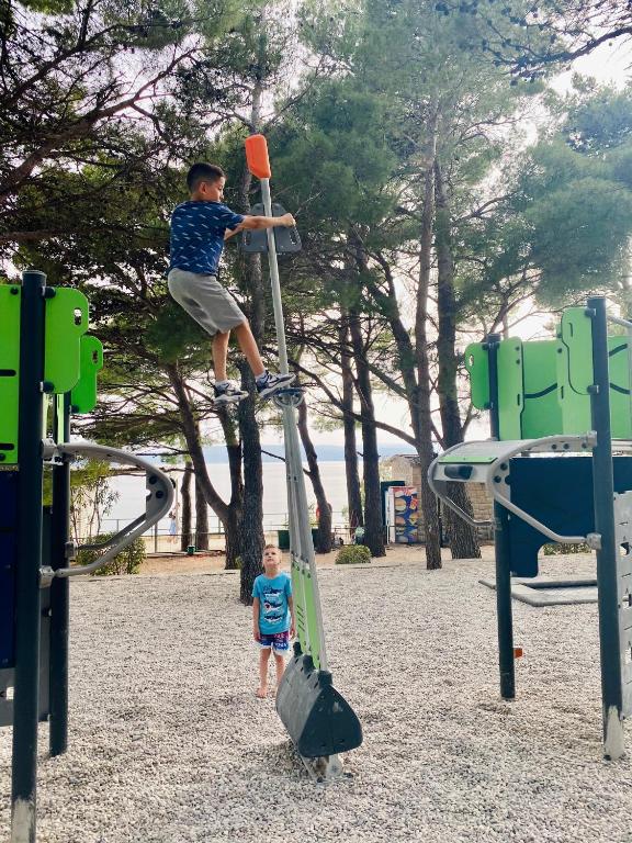 Family Resort Urania u Baškoj Vodi – savršeno mjesto za odmor u zelenoj oazi uz more, idealno za porodično uživanje, opuštanje i nezaboravne trenutke uz miris borova i šum valova!