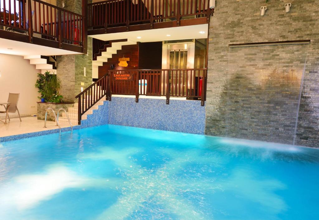 Prepustite se luksuznom Wellness & Spa odmoru na veličanstvenom Vlašiću, uz udobnost i mir Hotela Pahuljica 4!