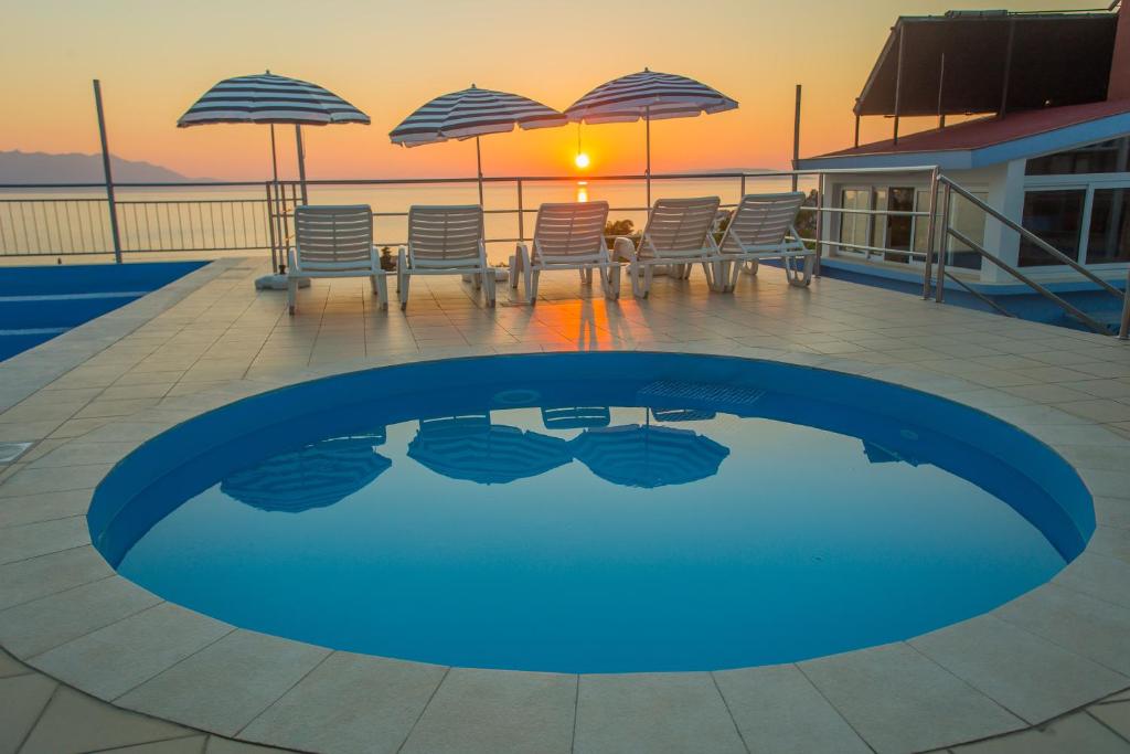 Gradac I Provedite nezaboravne trenutke odmora u romantičnim apartmanima Aparthotela Pecić na obali Jadrana!