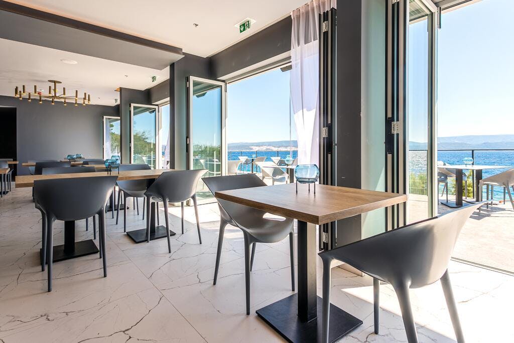 Zakoračite u svijet elegancije i potpunog užitka – priuštite sebi odmor iz snova na Jadranu uz vrhunski luksuz i nezaboravne poglede u Hotelu Saint Hildegard 4* u Omišu!