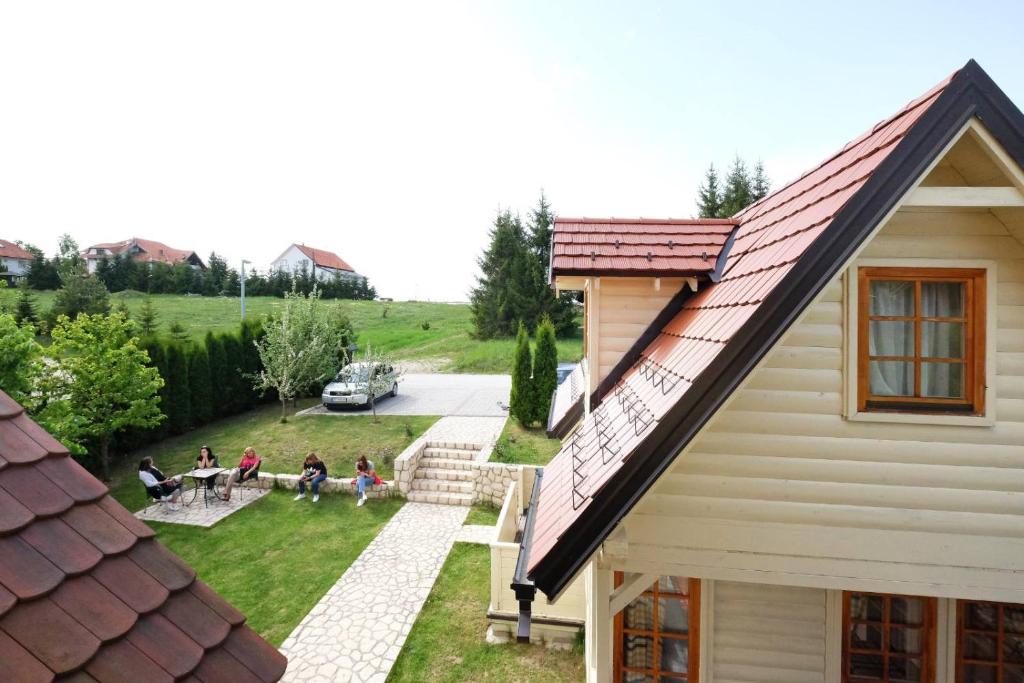 Otkrijte savršeno mjesto za odmor u Apartmanima Bohemia na Zlatiboru, uz mirnu atmosferu, svjež zrak i brojne mogućnosti za uživanje u prirodi!