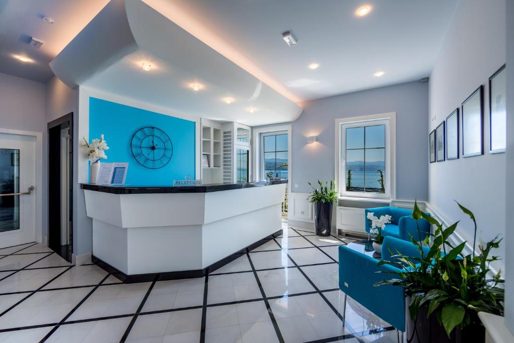 Hotel Domino 4* pruža miran i elegantan ambijent u neposrednoj blizini mora i šetnice Lungomare, savršen za ugodan odmor u Opatiji!