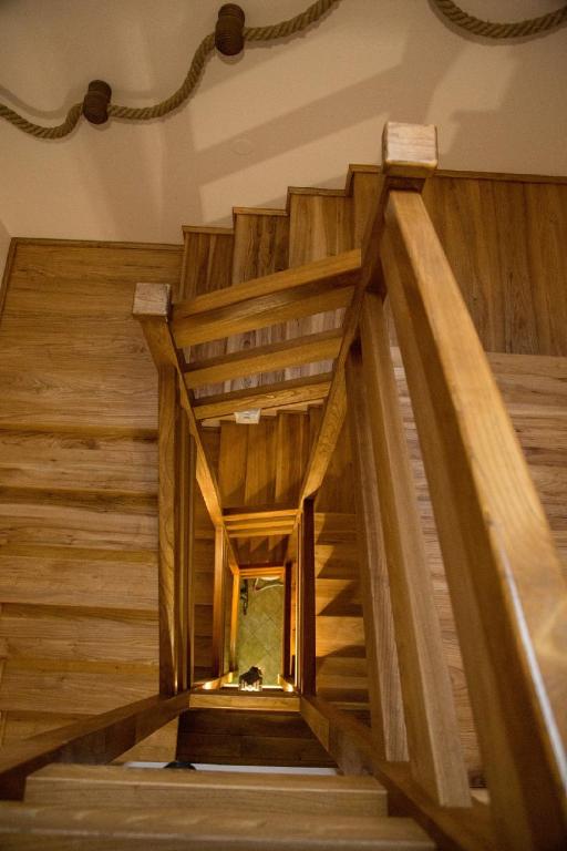Doživite potpuni odmor u Motelu Babino Brdo 4*, Derventa – uživajte u čistom zraku i predivnom pogledu na grad iz udobnih soba ili bungalova!