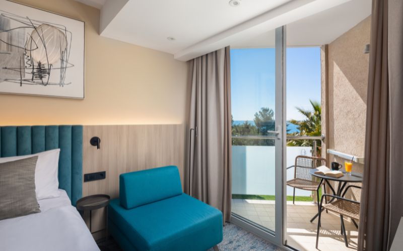 Pronađite svoju oazu mira u Aminess Maestral 4*, Novigrad – gdje se opuštanje uz more susreće s vrhunskim komforom!