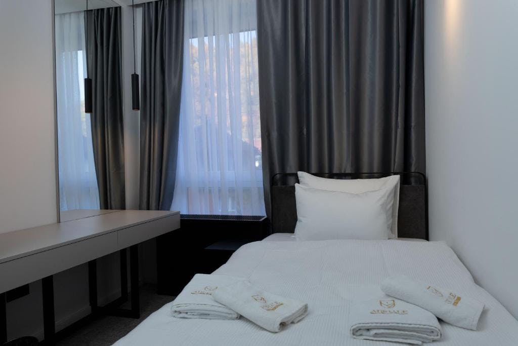 Prepustite se vrhunskom odmoru u srcu Kreševa i uživajte u savršenom spoju modernih sadržaja, udobnosti i tradicionalne atmosfere Hotela Adriale 4*!