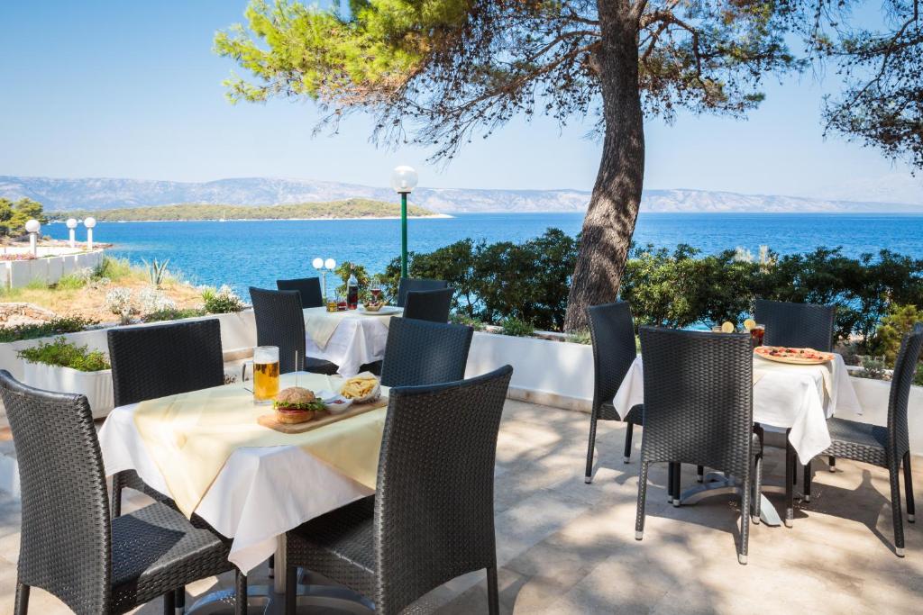 Uživajte u mediteranskom ambijentu Fontana Resorta 2* na Hvaru, gdje priroda, more i spokoj stvaraju idealne uslove za odmor!