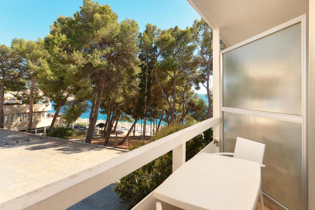 Uživajte u potpunom opuštanju, svježem zraku, prekrasnom pogledu na Jadran i ugodnoj atmosferi Hotela Zora 3*,  Primošten!