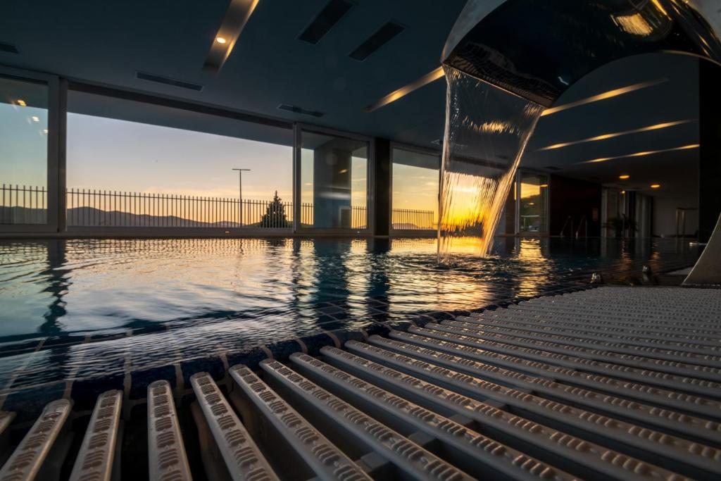 Pronađite savršenu ravnotežu odmora i uživanja u Marea Hotel & Spa 4* – destinaciji gdje vas očekuju udoban smještaj, moderna elegancija i nezaboravna atmosfera uz more!