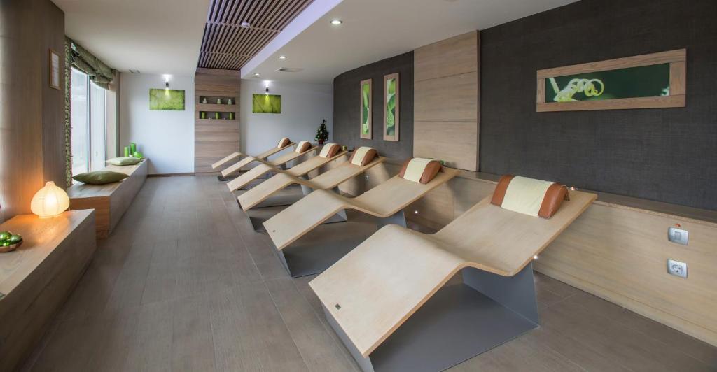 Otkrijte čari ljeta na planini kroz spoj prirodnog mira i vrhunskog Wellness & Spa opuštanja u Aparthotelu Vučko 4*, Jahorina!