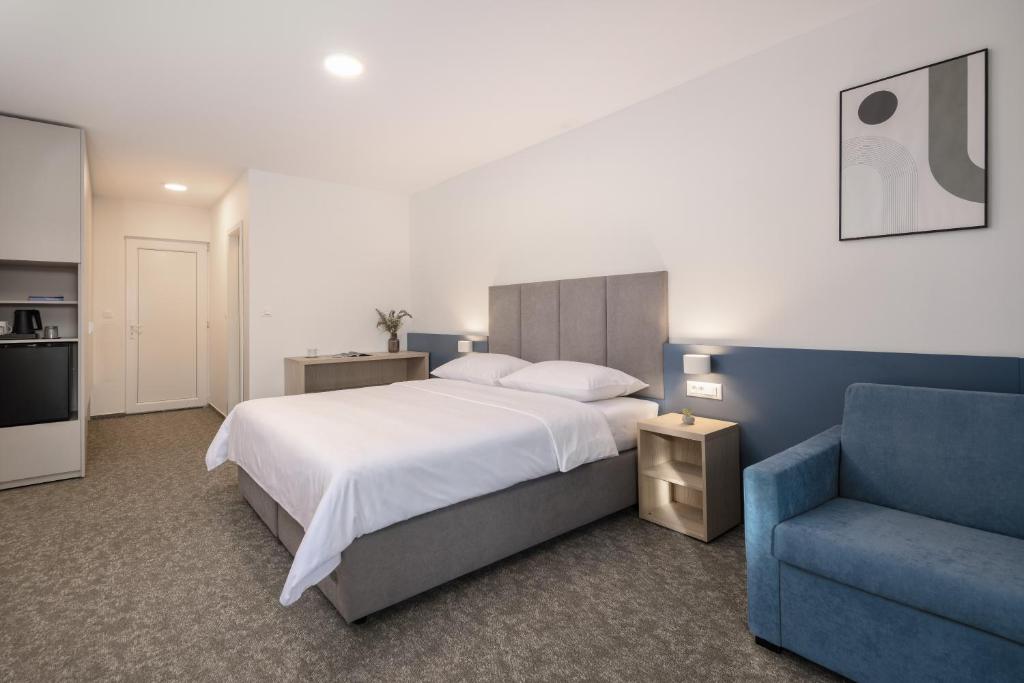 Alemaris Resort 3* – zakoračite u mirniju stranu Dalmacije i uživajte u jesenskim danima uz more, borovu šumu i prekrasan ambijent Baškog Polja!