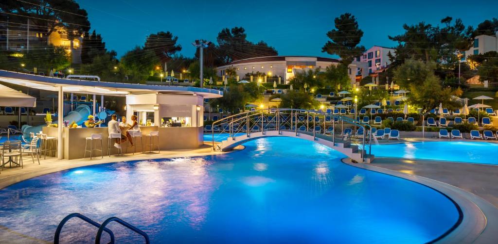 Stvorite uspomene za pamćenje u Resortu Belvedere 4 *u Vrsaru, gdje vas očekuju vrhunska udobnost, prirodne ljepote i bezbrižni trenuci uz more!