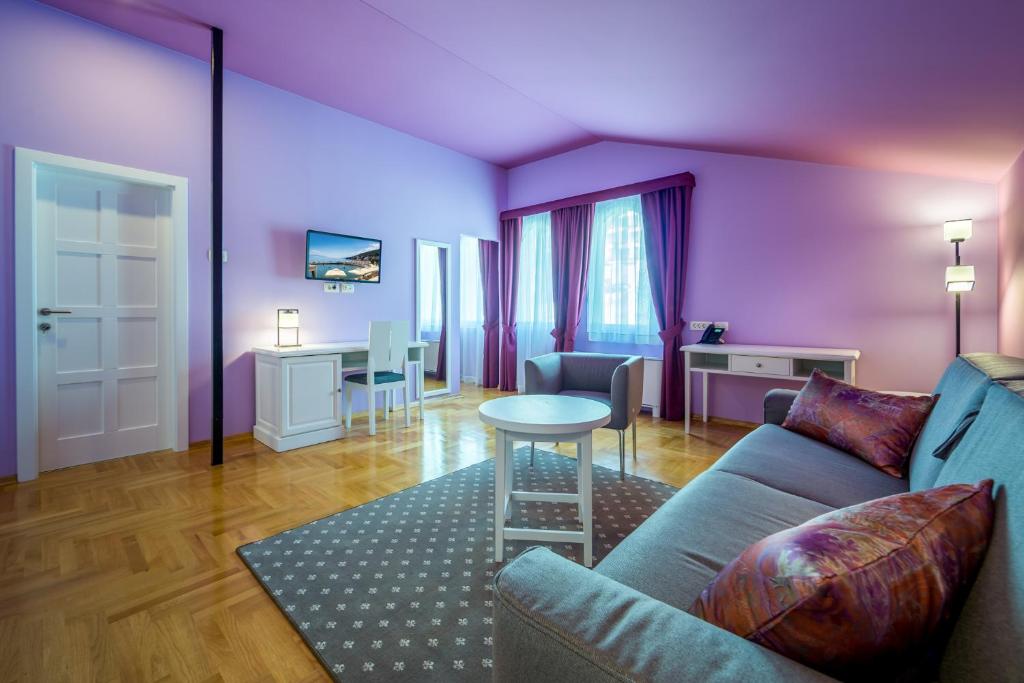 Hotel Domino 4* pruža miran i elegantan ambijent u neposrednoj blizini mora i šetnice Lungomare, savršen za ugodan odmor u Opatiji!