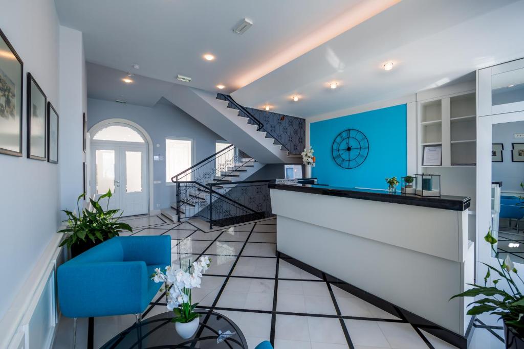 Hotel Domino 4* pruža miran i elegantan ambijent u neposrednoj blizini mora i šetnice Lungomare, savršen za ugodan odmor u Opatiji!