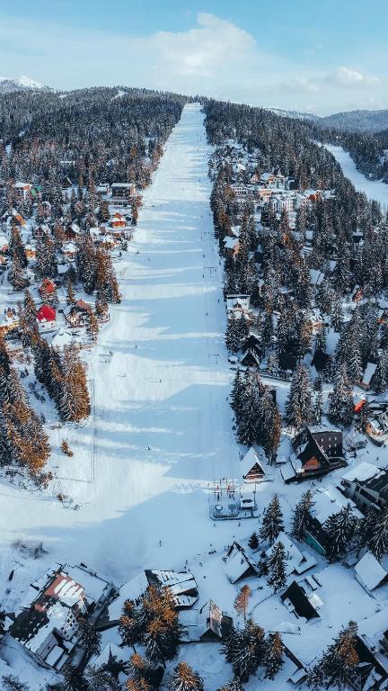 Zimska čarolija i potpuni užitak na Vlašiću uz luksuzan smještaj i svjež planinski zrak u Pansionu A&M!