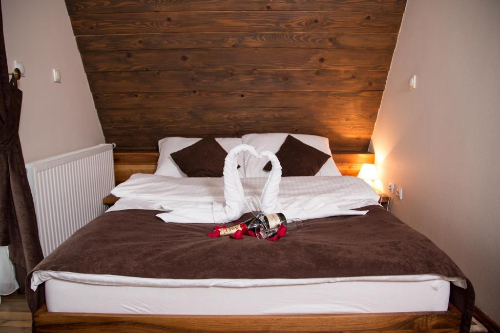 Doživite potpuni odmor u Motelu Babino Brdo 4*, Derventa – uživajte u čistom zraku i predivnom pogledu na grad iz udobnih soba ili bungalova!