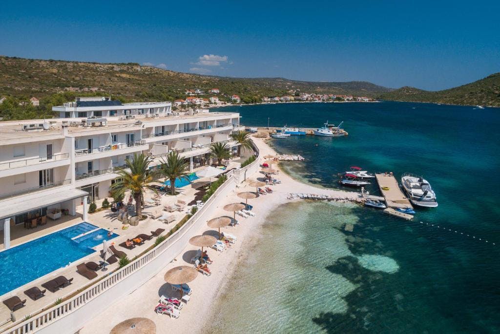 Spoj elegancije, udobnosti i prirodne ljepote koji pruža savršen ambijent za nezaboravan boravak – Perla Resort 4*, Rogoznica!