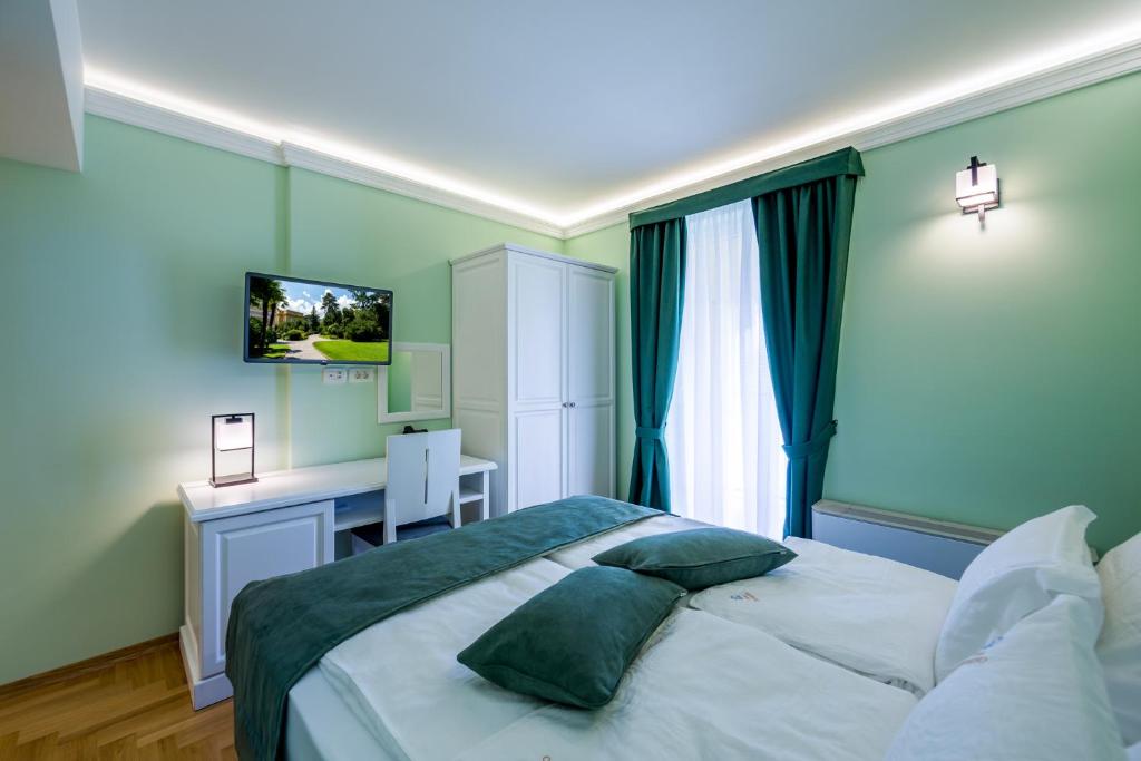 Hotel Domino 4* pruža miran i elegantan ambijent u neposrednoj blizini mora i šetnice Lungomare, savršen za ugodan odmor u Opatiji!